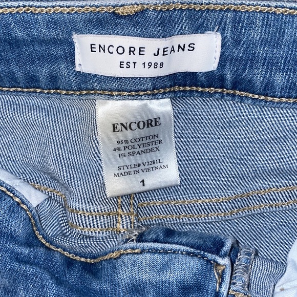 Straight leg jeans, trendy, great with sneakers! - Picture 3 of 3